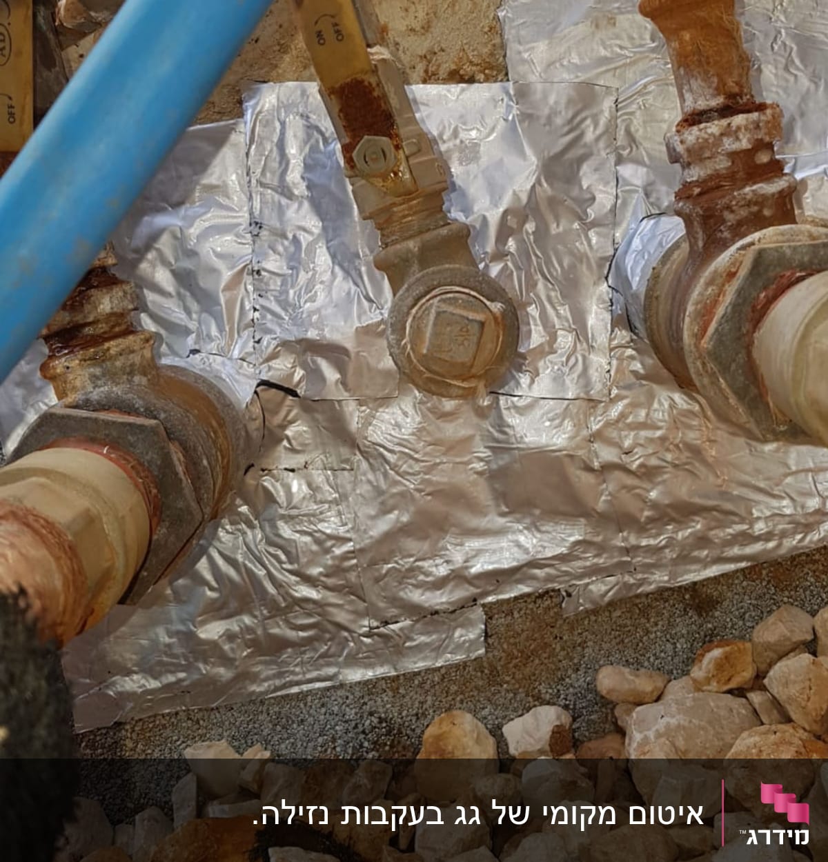 צינורות עם סרט איטום מתכת על קיר